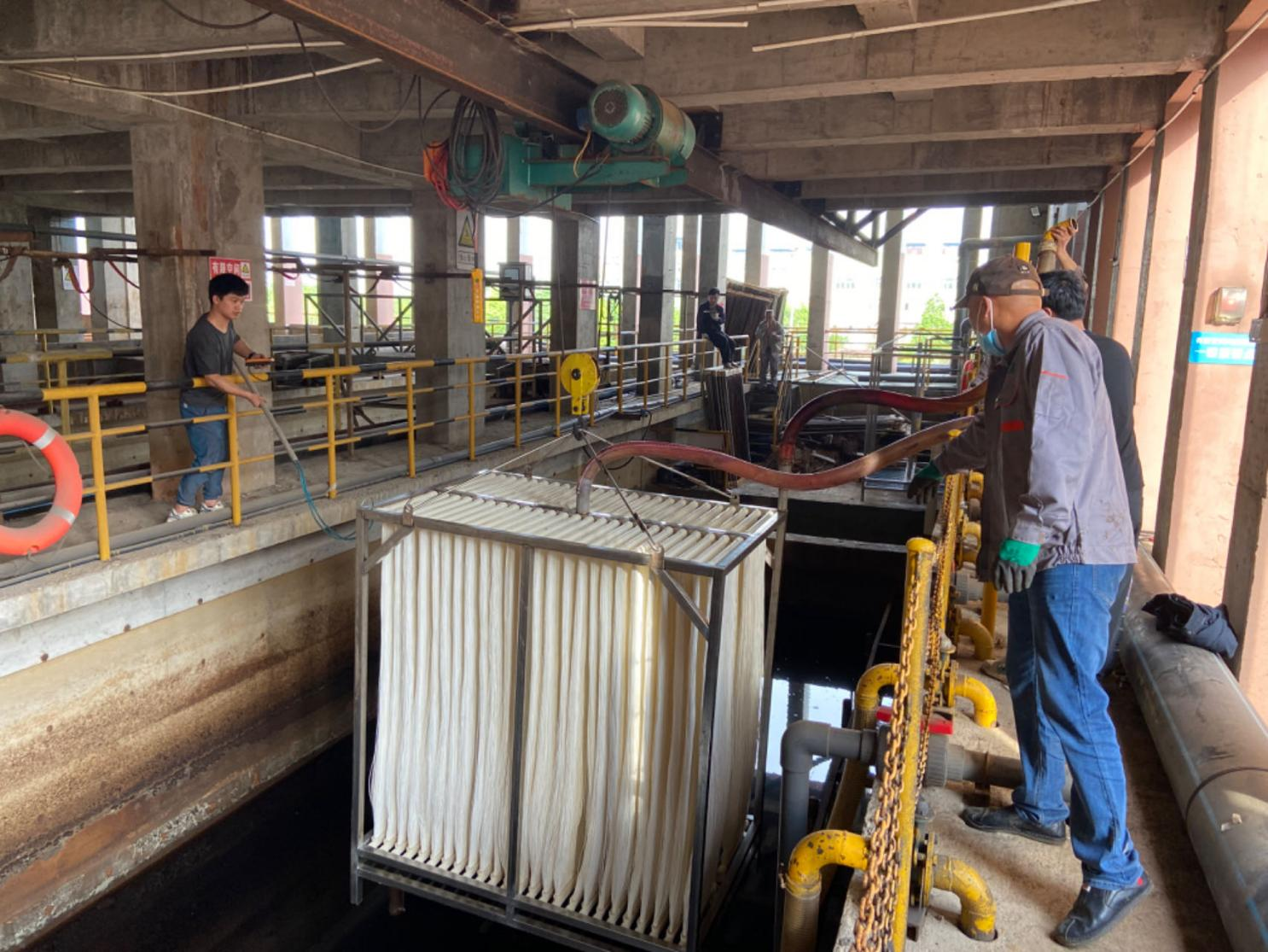 我公(gong)司(si)順利完成紹(shao)興(xing)某(mou)印染(ran)公司MBR膜堆(dui)替換(huan)項目(mu)