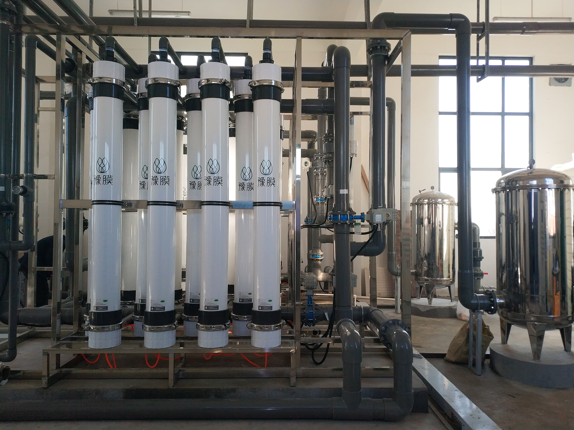 我公司(si)承建(jian)的(de)新密(mi)市(shi)大(da)磨(mo)嶺(ling)煤(mei)鑛(kuang)鑛排(pai)水資(zi)源化(hua)利用項(xiang)目(mu)超(chao)濾(lv)車(che)間順(shun)利(li)通過(guo)驗(yan)收(shou)竝投入使(shi)用(yong)